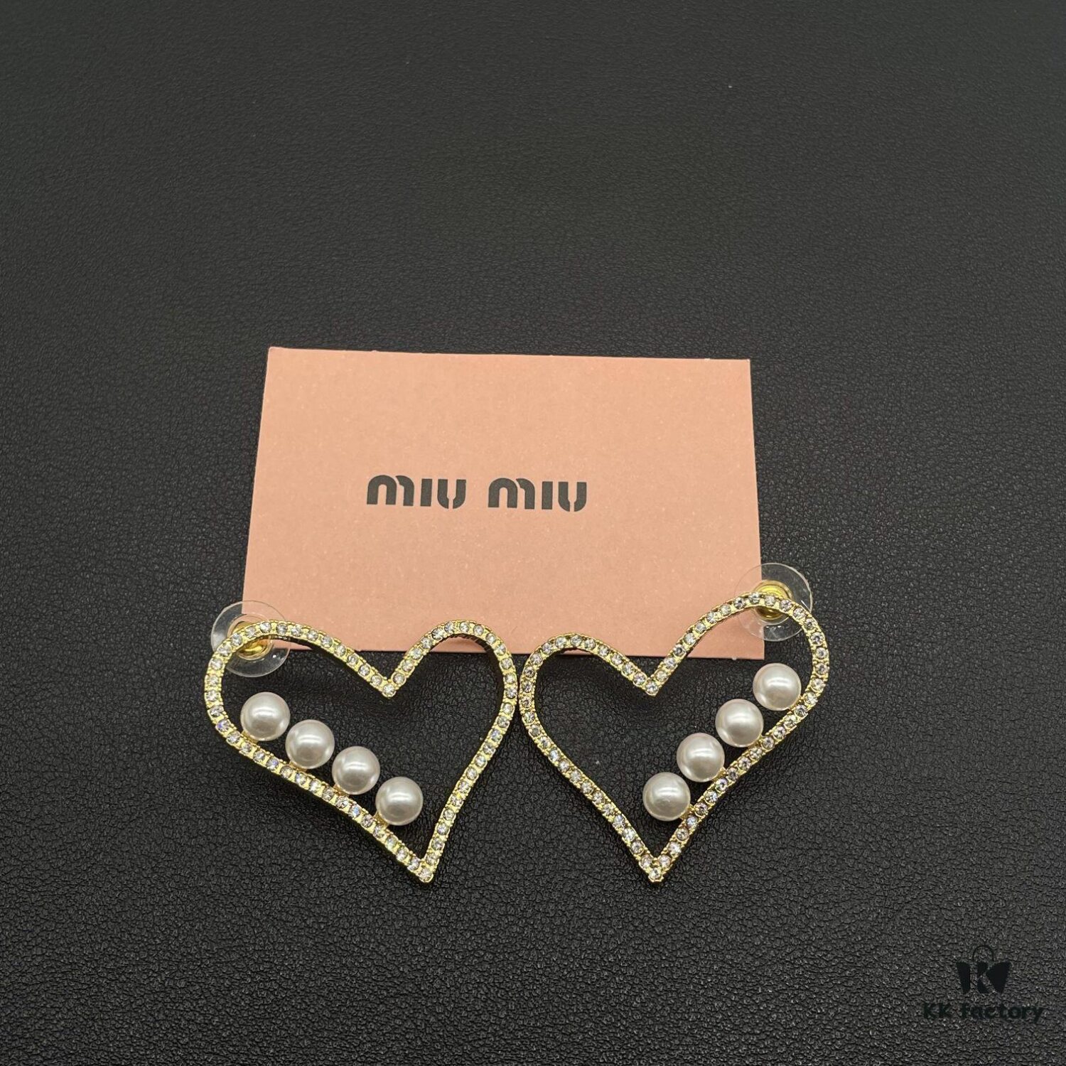 Miu Miu Textured Luxurious Pearl Heart Stud Earrings, Minimalist Design with Vintage Charm, Must-Have Summer Fashion Accessory