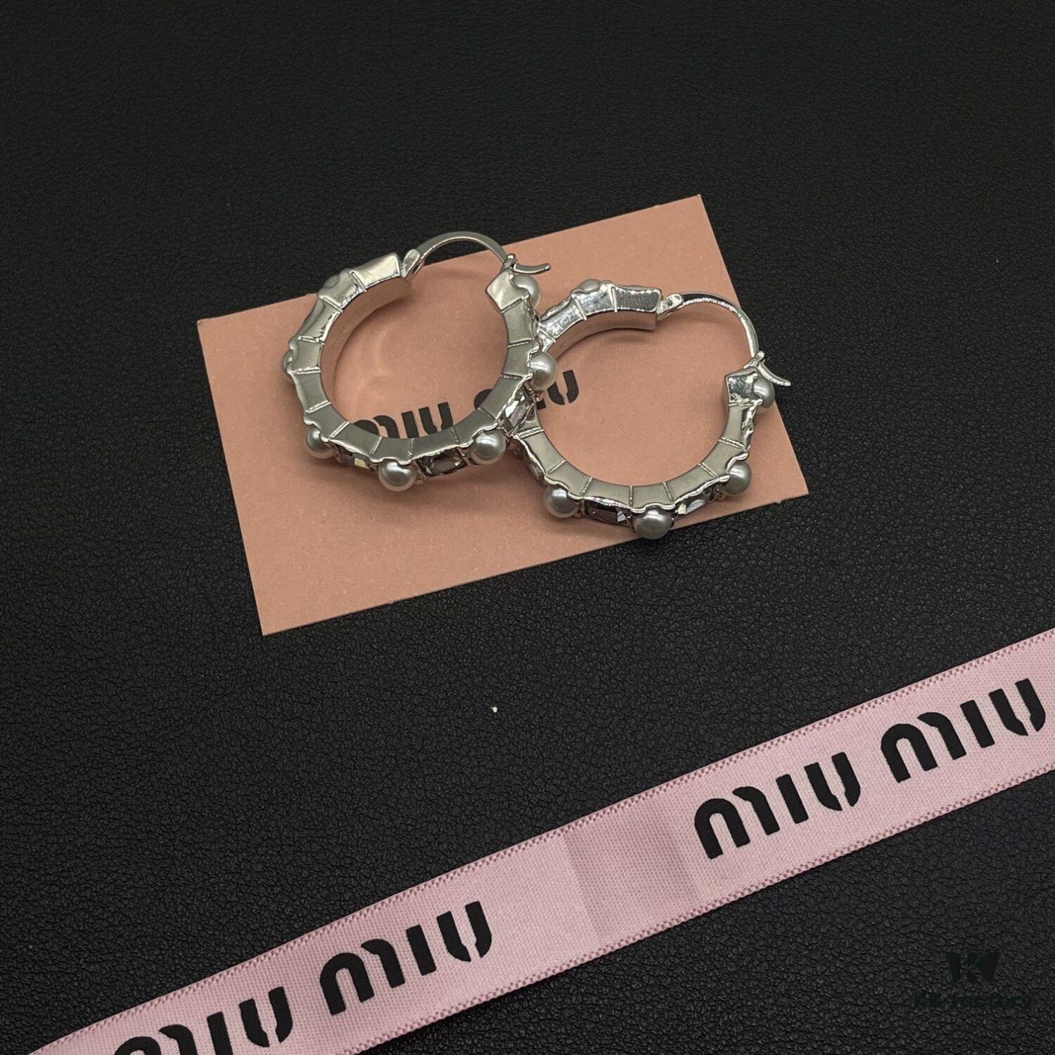 Miu Miu Stylish Heart Luxury Pearl Stud Earrings, Minimalist Love Design with Vintage Charm