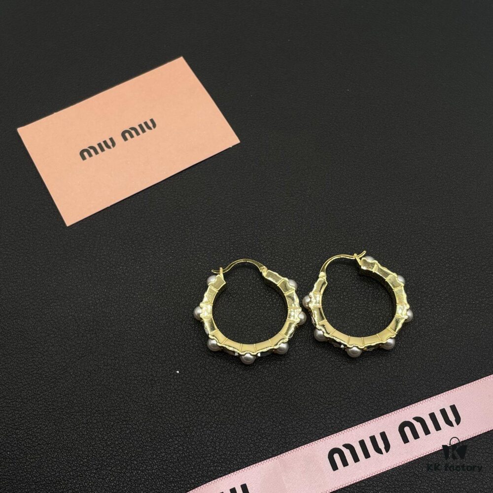 Miu Miu Textured Luxury Pearl Heart Stud Earrings, Minimalist Design with Vintage Charm, Must-Have Summer Fashion Accessory