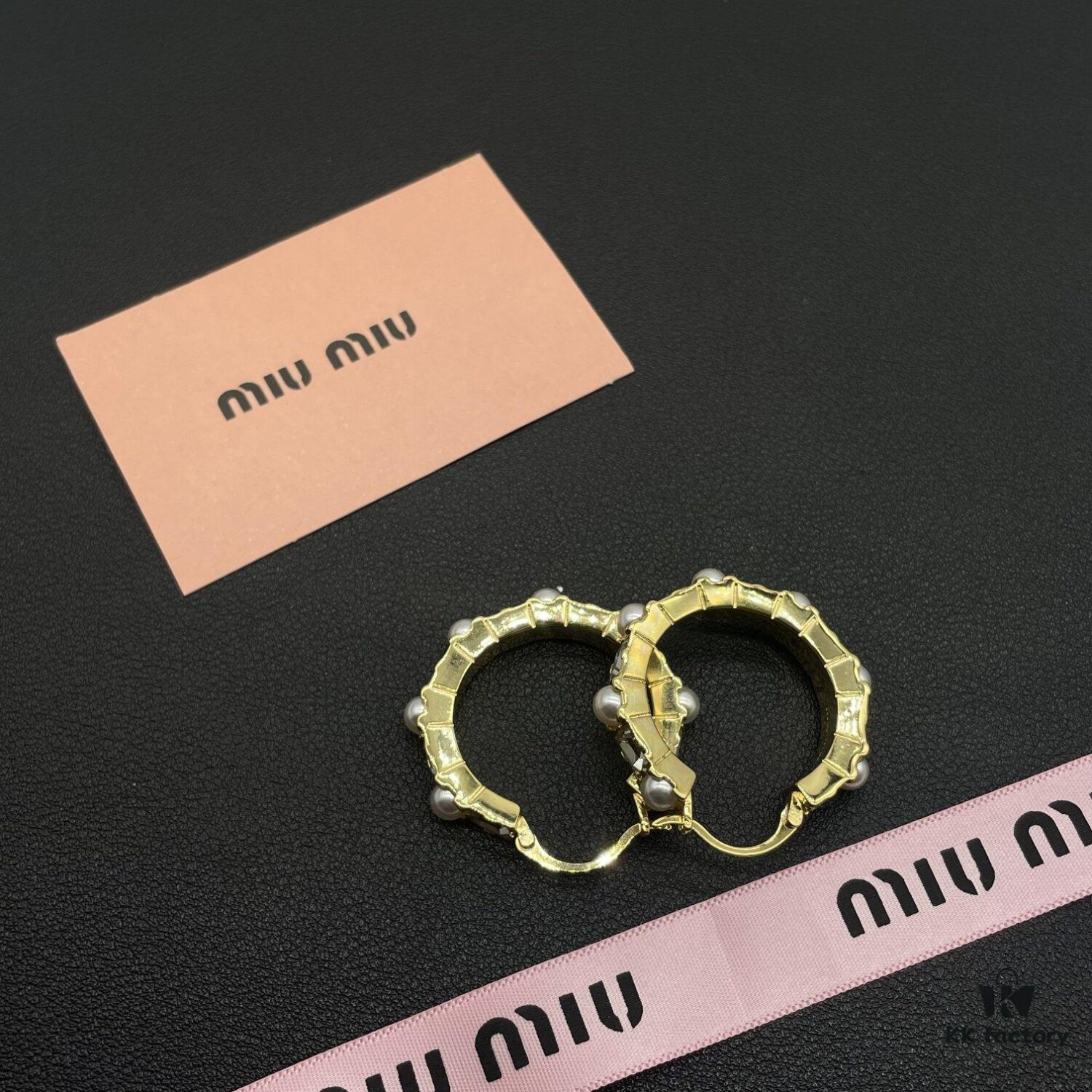 Miu Miu Textured Luxury Pearl Heart Stud Earrings, Minimalist Design with Vintage Charm, Must-Have Summer Fashion Accessory