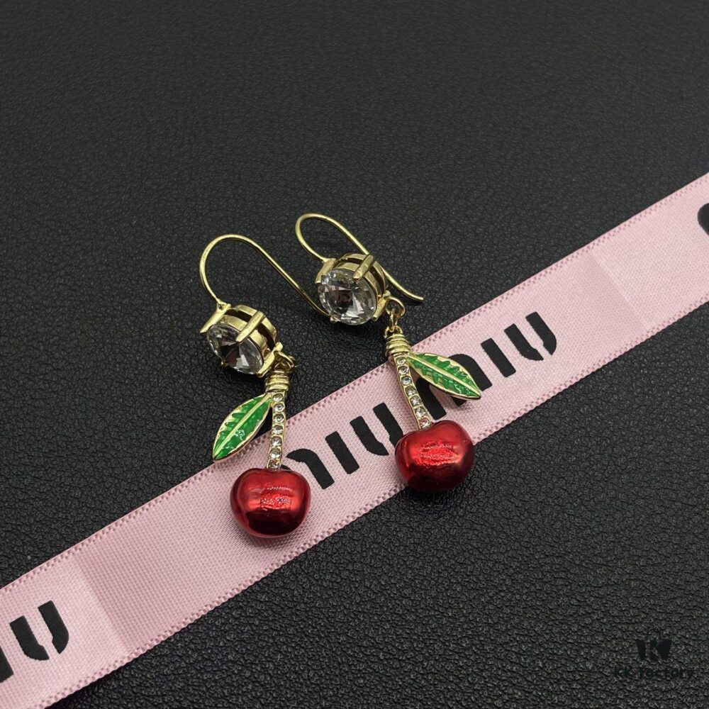 Miu Miu Textured Luxury Pearl Heart Stud Earrings, Minimalist Design with Vintage Charm, Must-Have Summer Fashion Accessory