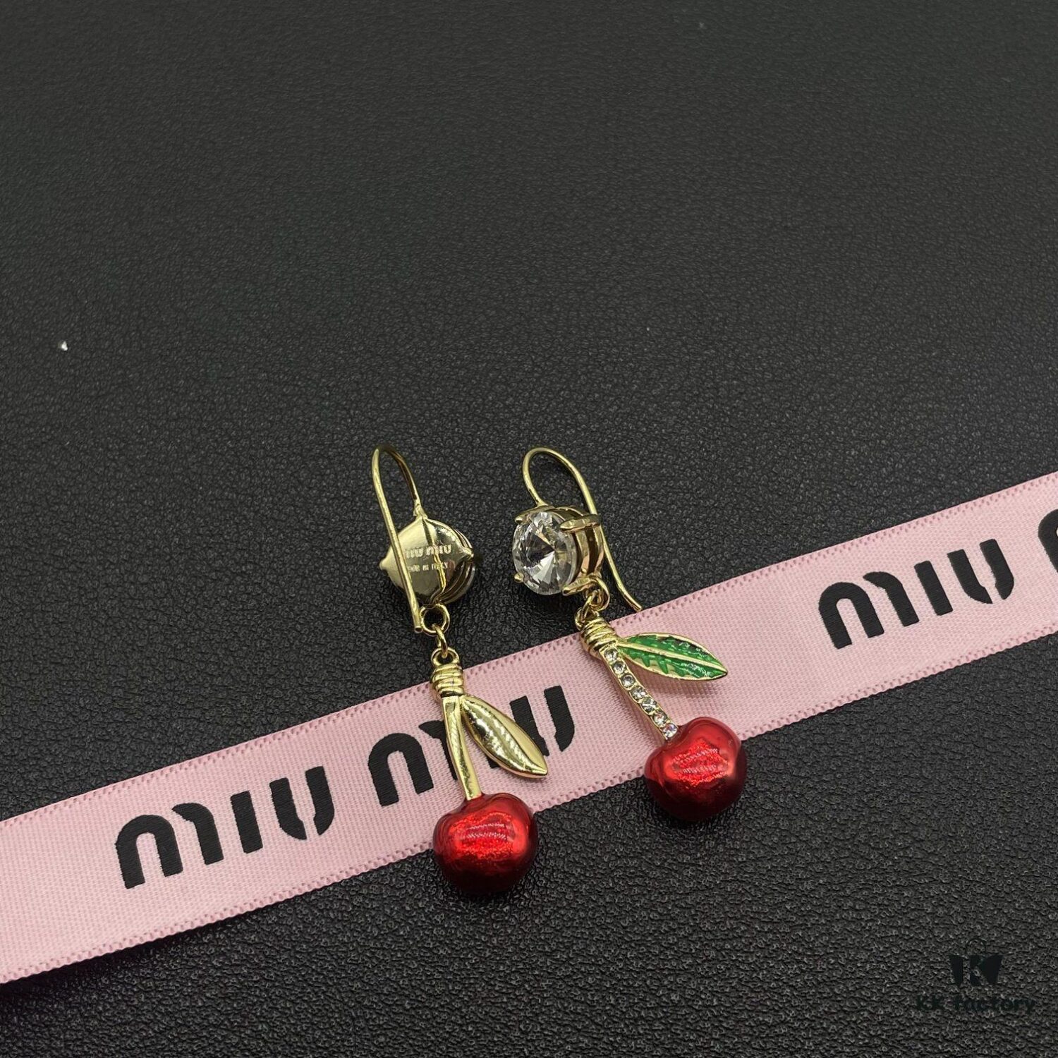 Miu Miu Textured Luxury Pearl Heart Stud Earrings, Minimalist Design with Vintage Charm, Must-Have Summer Fashion Accessory