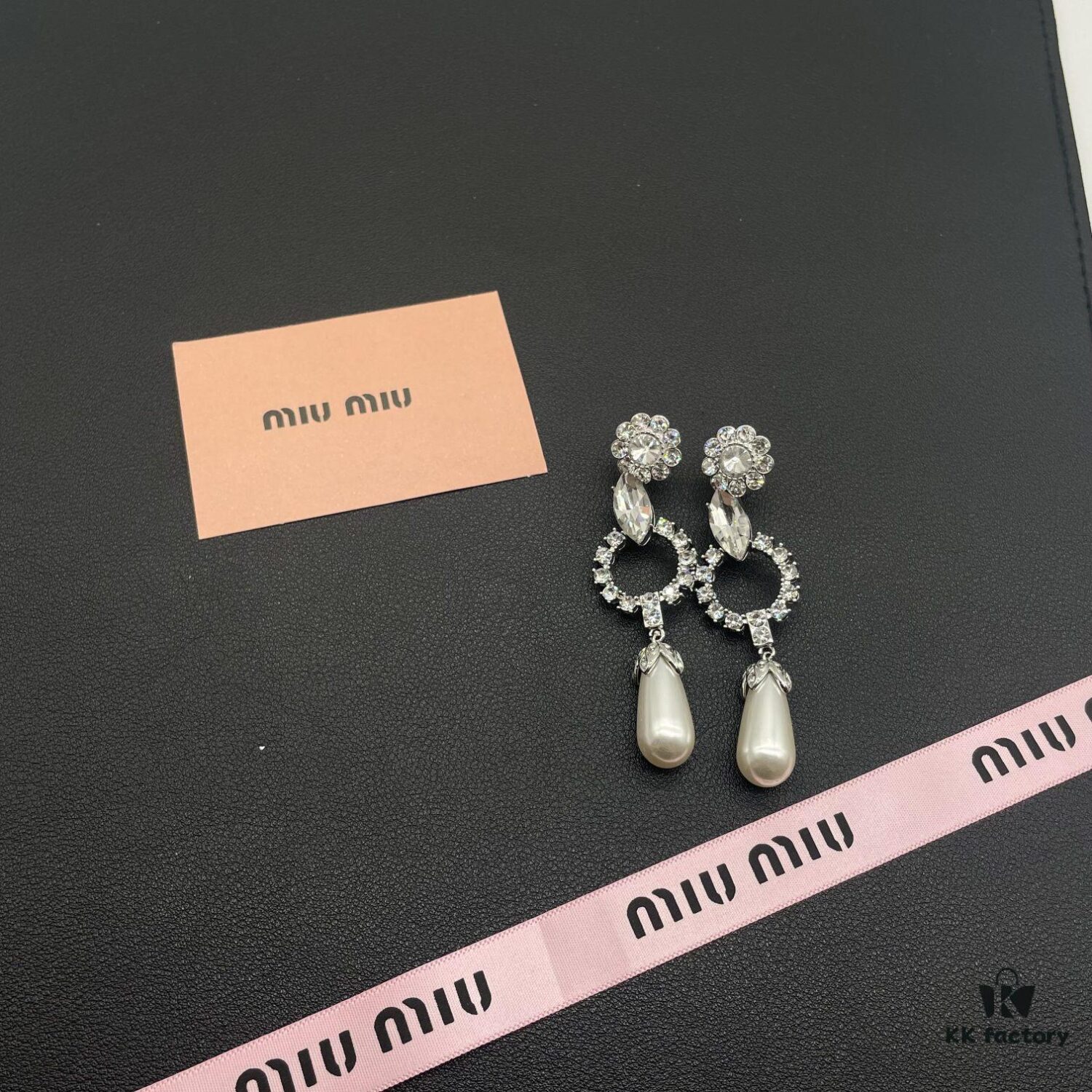 Miumiu Elegant Heart Pearl Stud Earrings, Minimalist Luxury Design with Vintage Charm