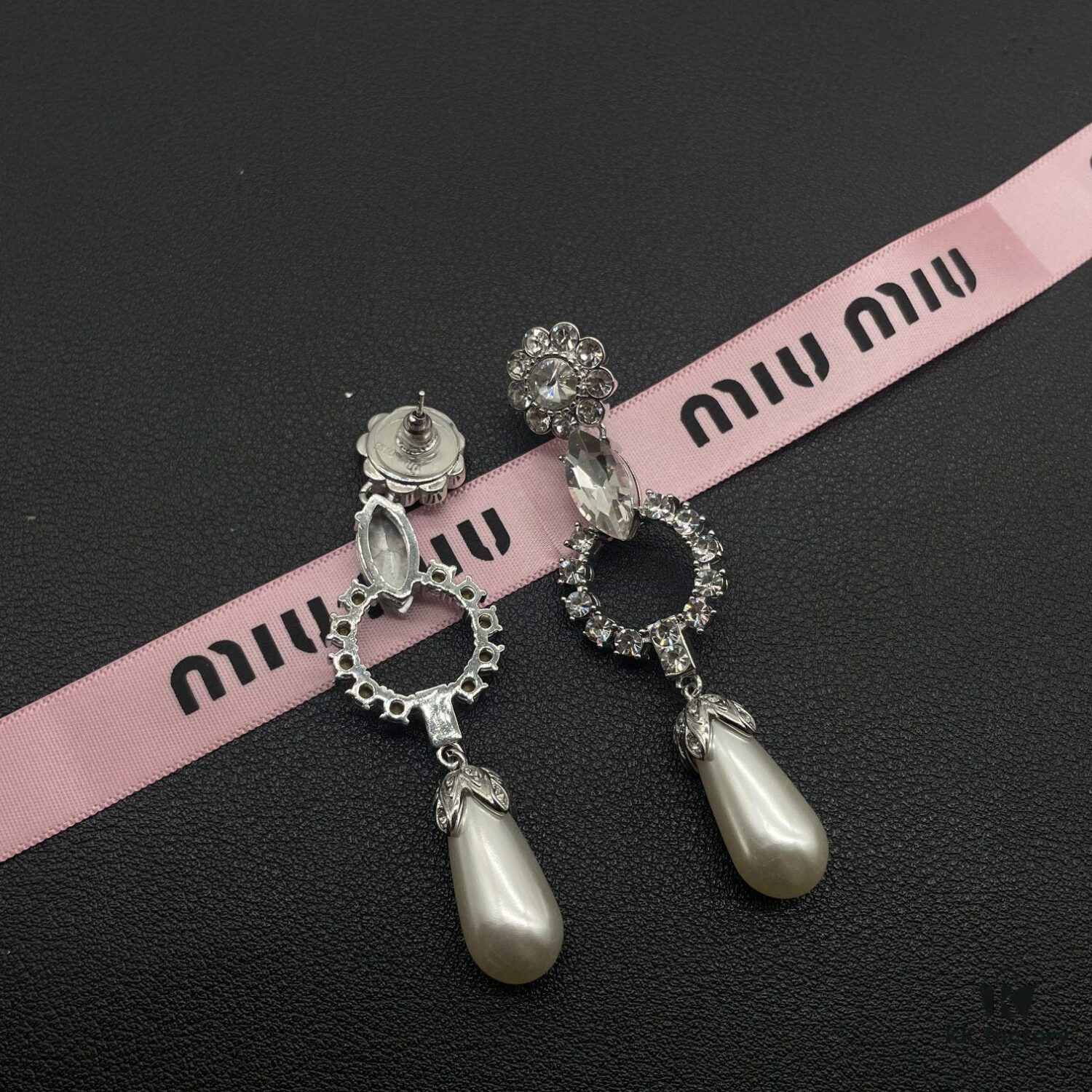 Miumiu Elegant Heart Pearl Stud Earrings, Minimalist Luxury Design with Vintage Charm
