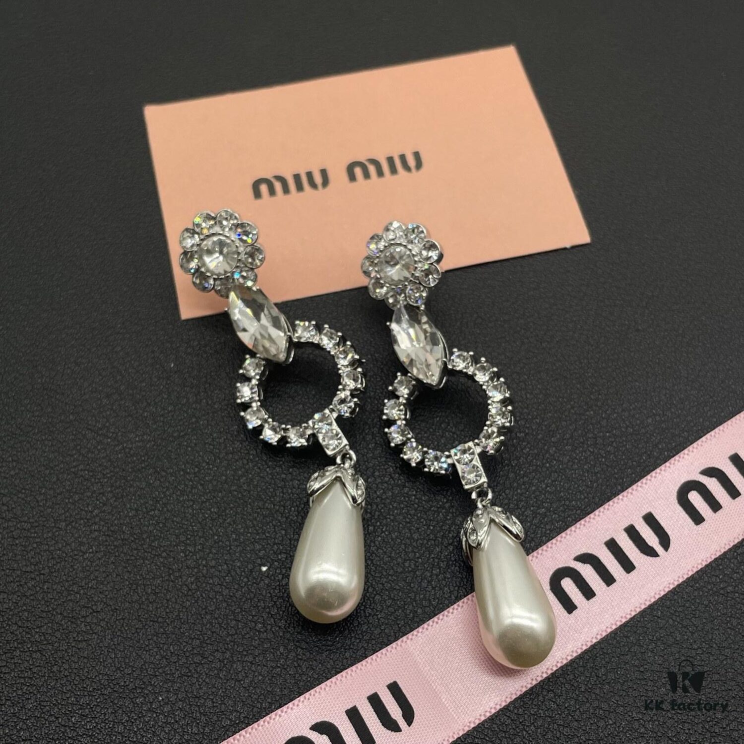 Miumiu Elegant Heart Pearl Stud Earrings, Minimalist Luxury Design with Vintage Charm