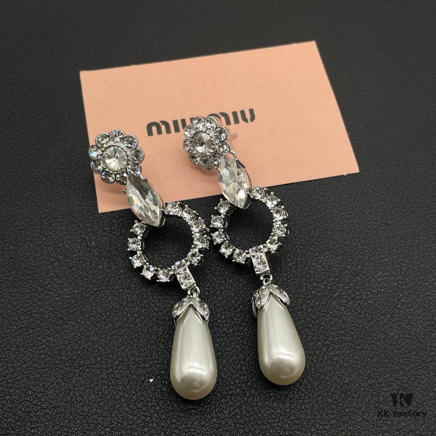 Miumiu Elegant Heart Pearl Stud Earrings, Minimalist Luxury Design with Vintage Charm