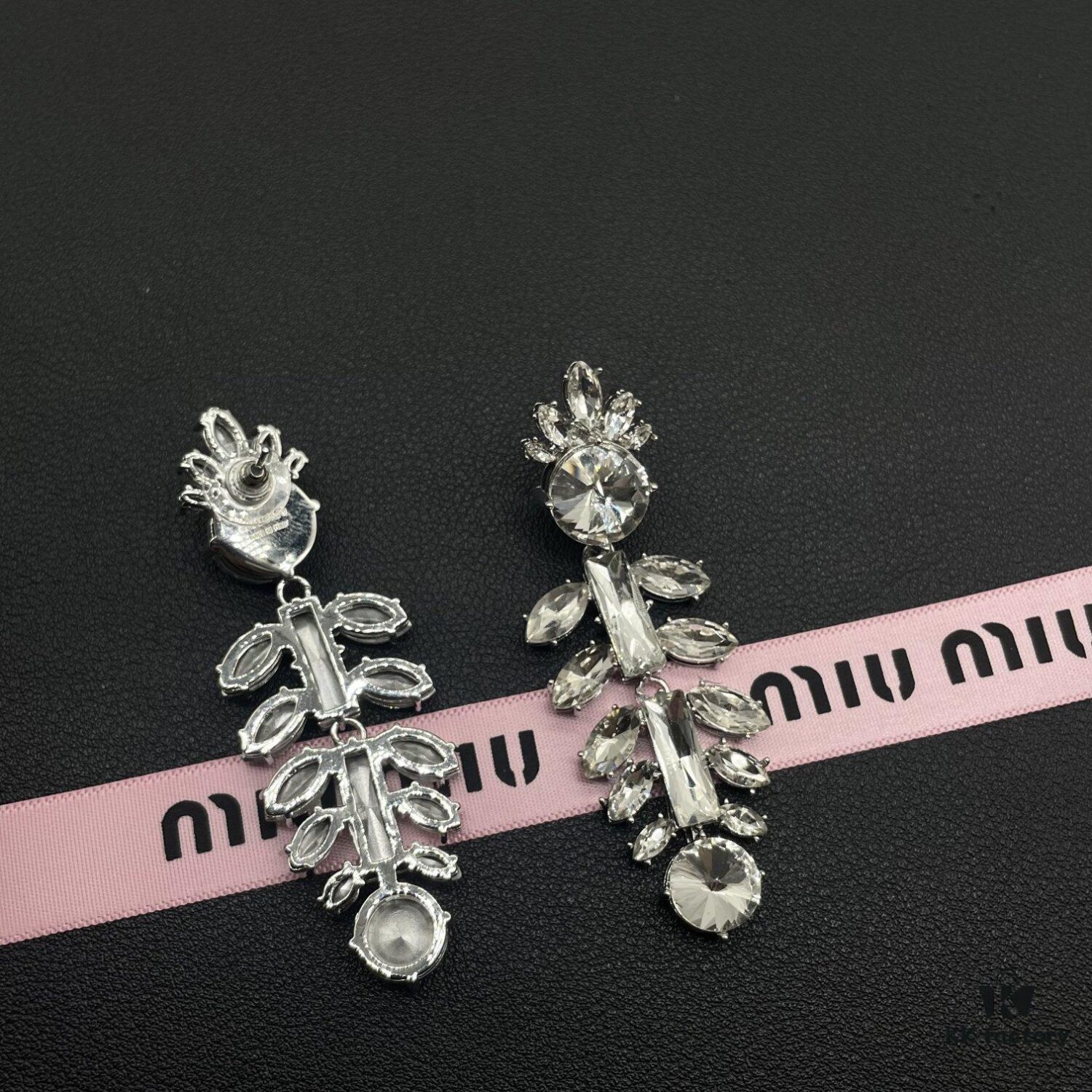 Miu Miu Elegant Heart Pearl Stud Earrings, Minimalist Luxury Design with Vintage Charm