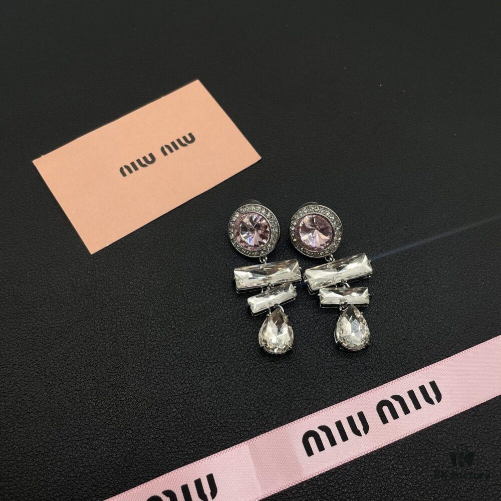 Miumiu Pearl Heart Stud Earrings, Minimalist Luxury Design with Retro Charm, Small-Size Elegant Fashion Accessory