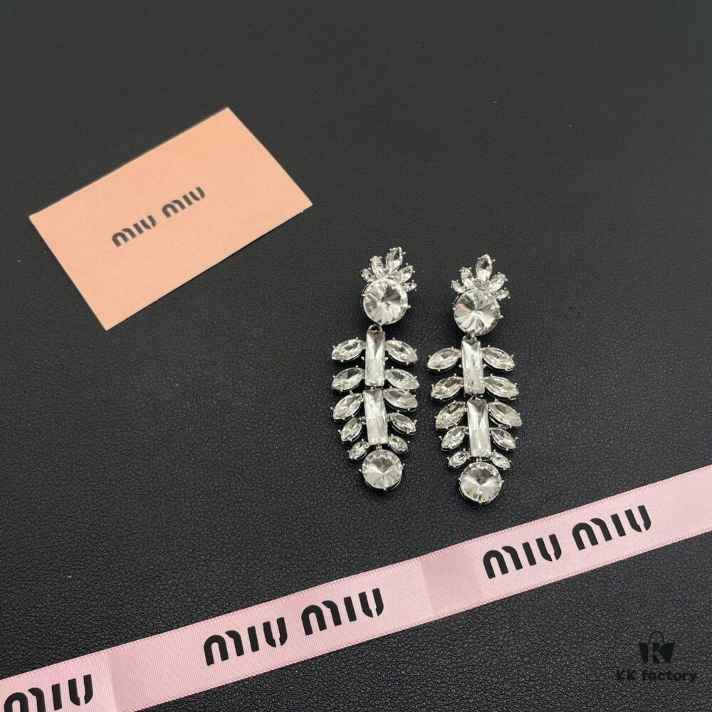 Miu Miu Elegant Heart Pearl Stud Earrings, Minimalist Luxury Design with Vintage Charm