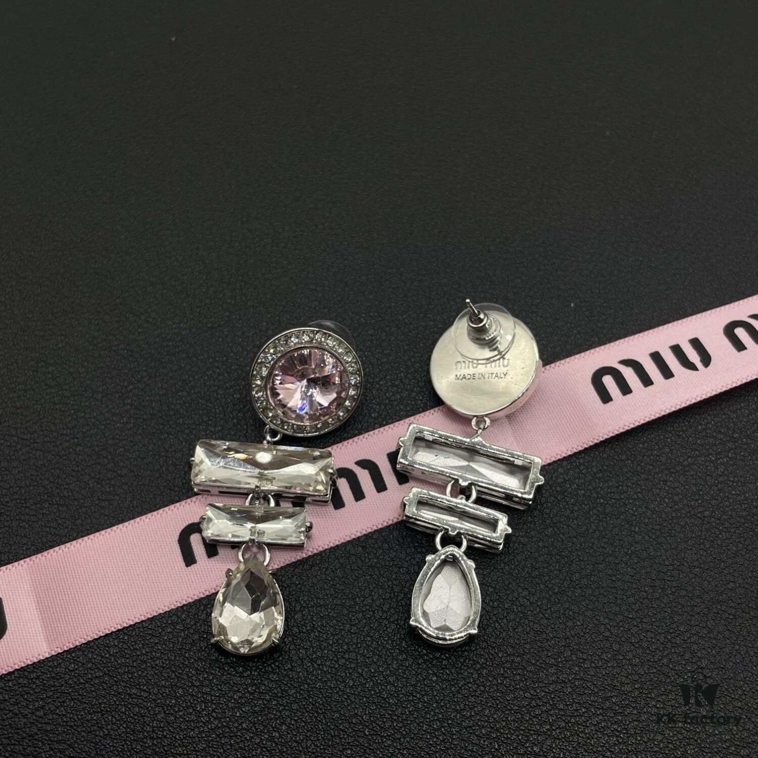 Miumiu Pearl Heart Stud Earrings, Minimalist Luxury Design with Retro Charm, Small-Size Elegant Fashion Accessory