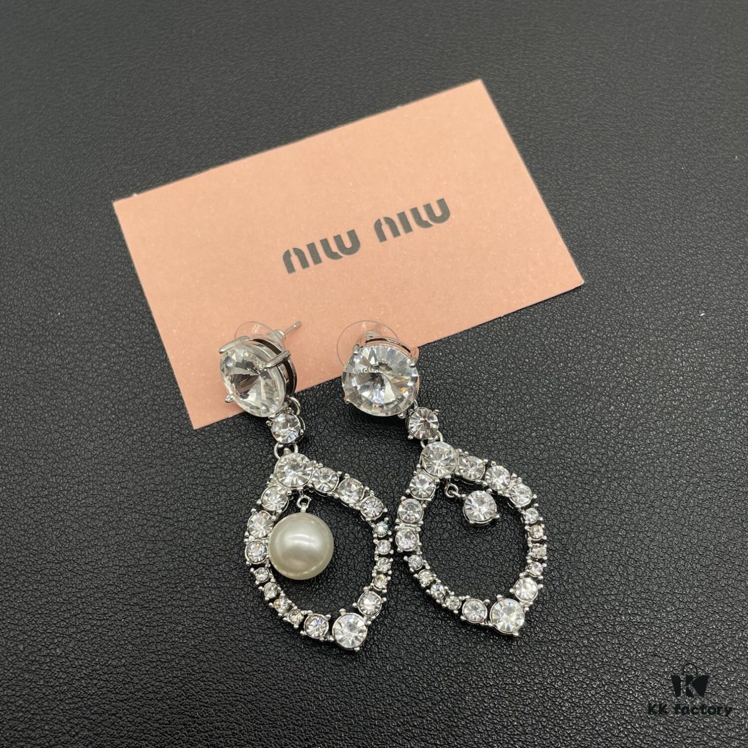 Miumiu Elegant Heart Pearl Stud Earrings, Minimalist Luxury Design with Vintage Charm