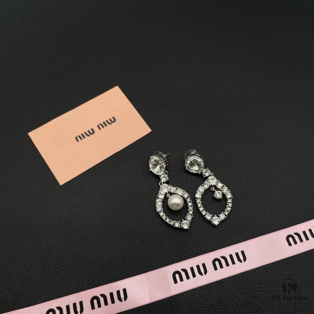 Miumiu Elegant Heart Pearl Stud Earrings, Minimalist Luxury Design with Vintage Charm
