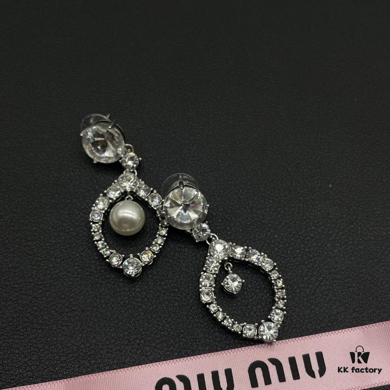 Miumiu Elegant Heart Pearl Stud Earrings, Minimalist Luxury Design with Vintage Charm