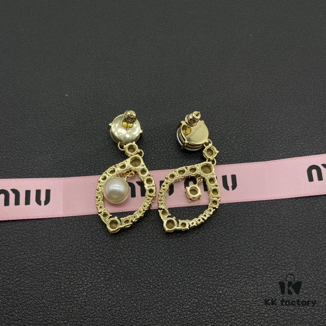 Miu Miu Textured Luxury Pearl Heart Stud Earrings, Minimalist Design with Vintage Charm, Must-Have Summer Accessory