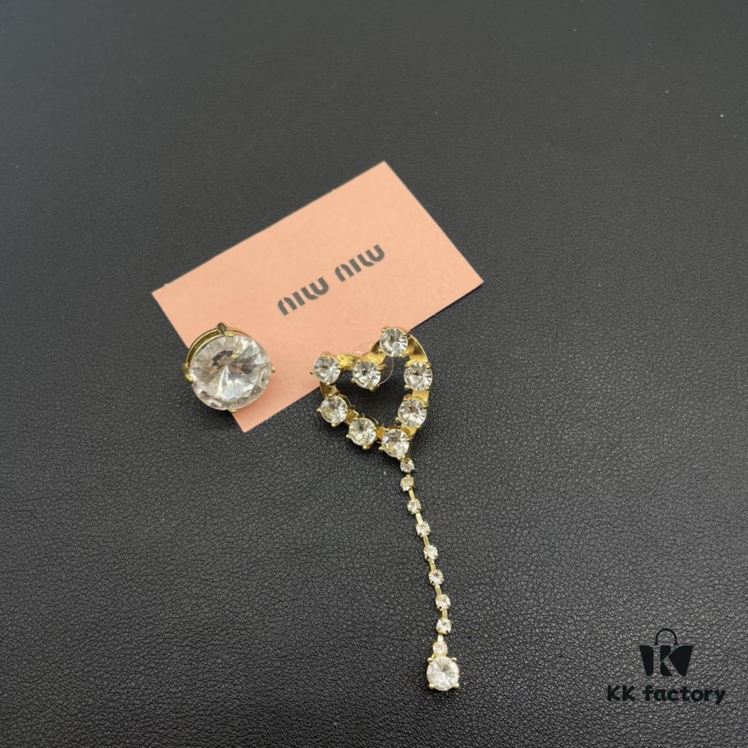 Miu Miu Textured Luxury Pearl Heart Stud Earrings, Minimalist Design with Vintage Charm, Must-Have Summer Fashion Accessory