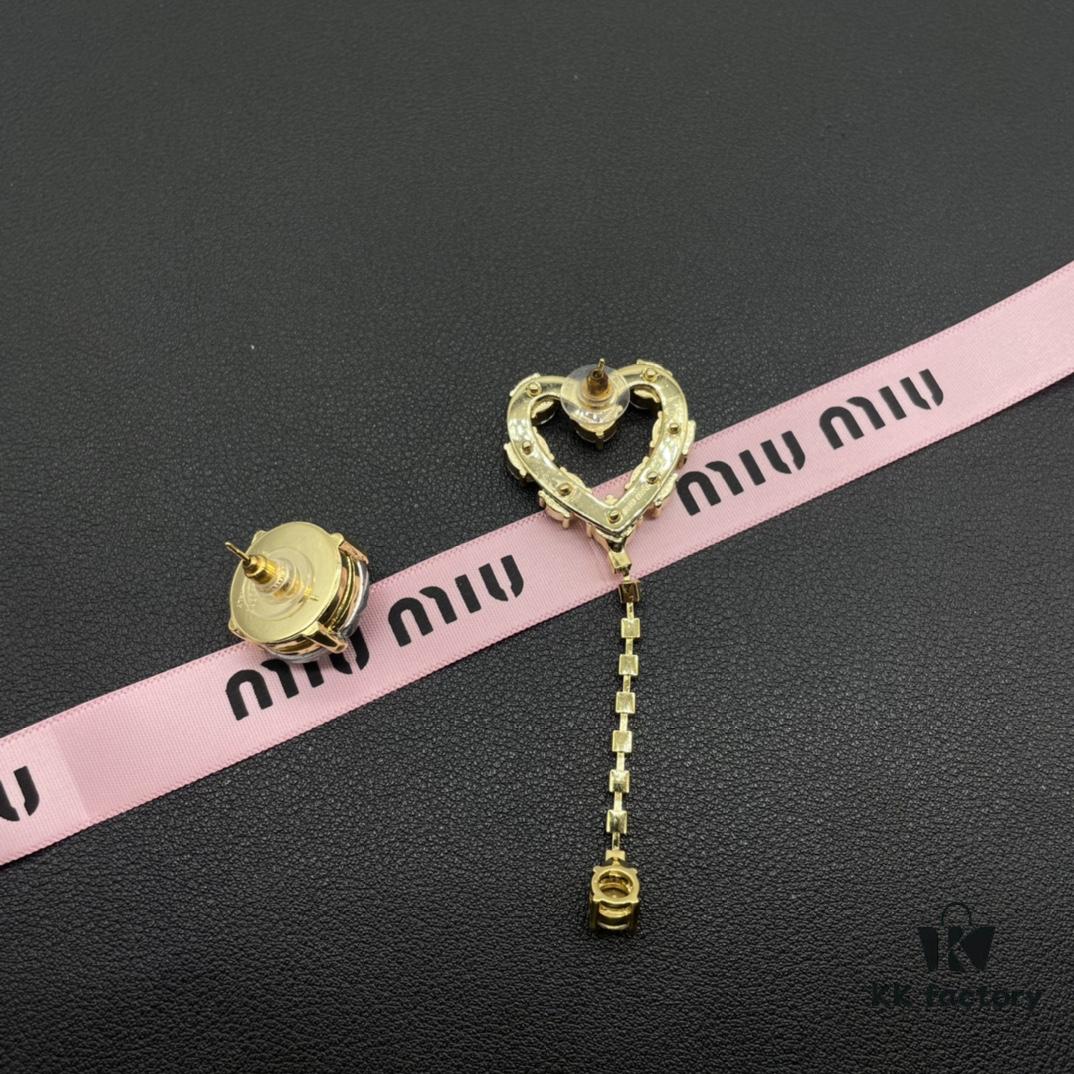 Miu Miu Textured Luxury Pearl Heart Stud Earrings, Minimalist Design with Vintage Charm, Must-Have Summer Fashion Accessory