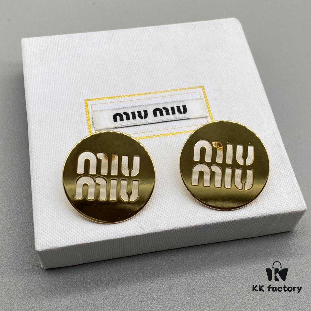 Miu Miu Textured Luxury Pearl Heart Stud Earrings, Minimalist Design with Vintage Charm, Must-Have Summer Fashion Accessory