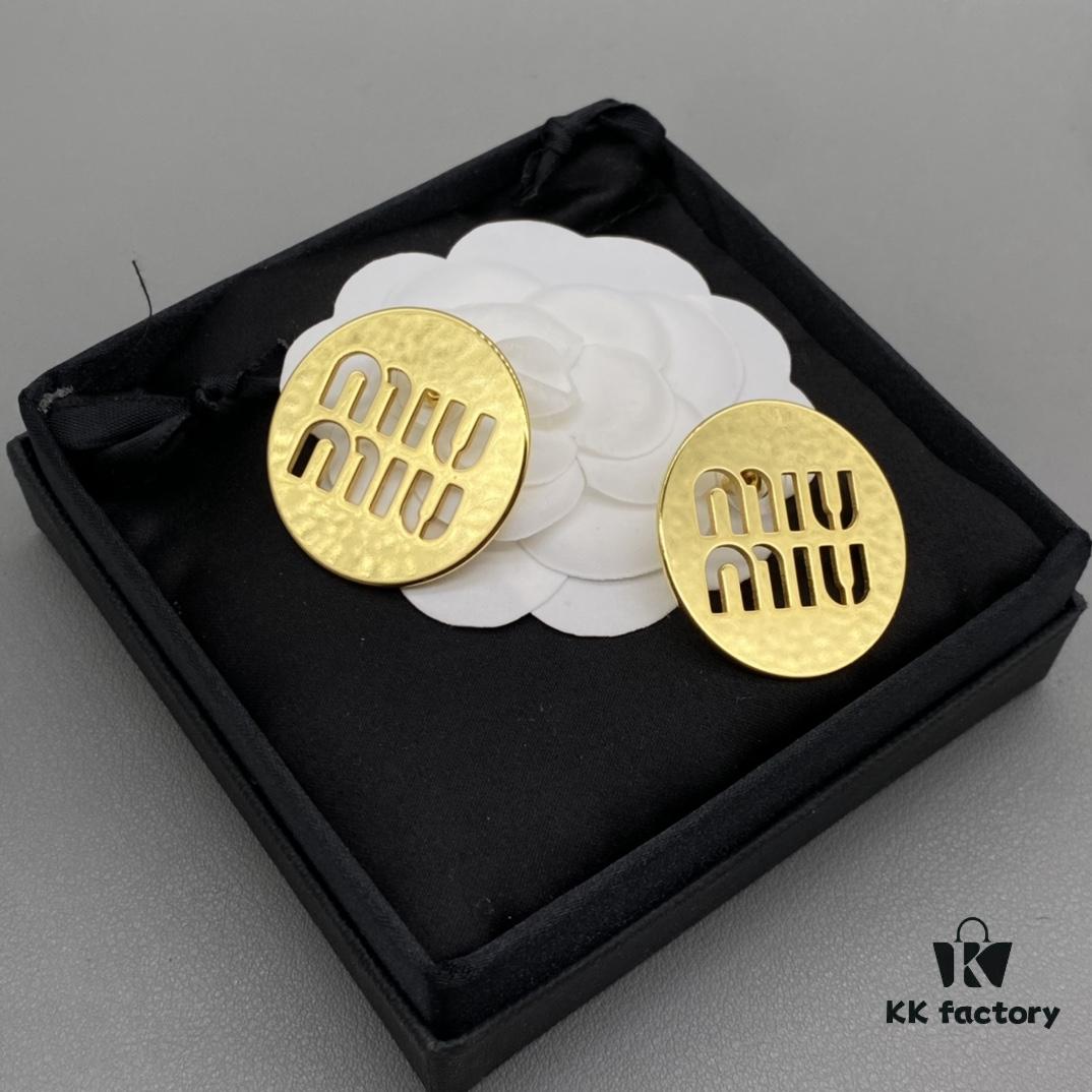 Miu Miu Textured Luxury Pearl Heart Stud Earrings, Minimalist Design with Vintage Charm, Must-Have Summer Fashion Accessory