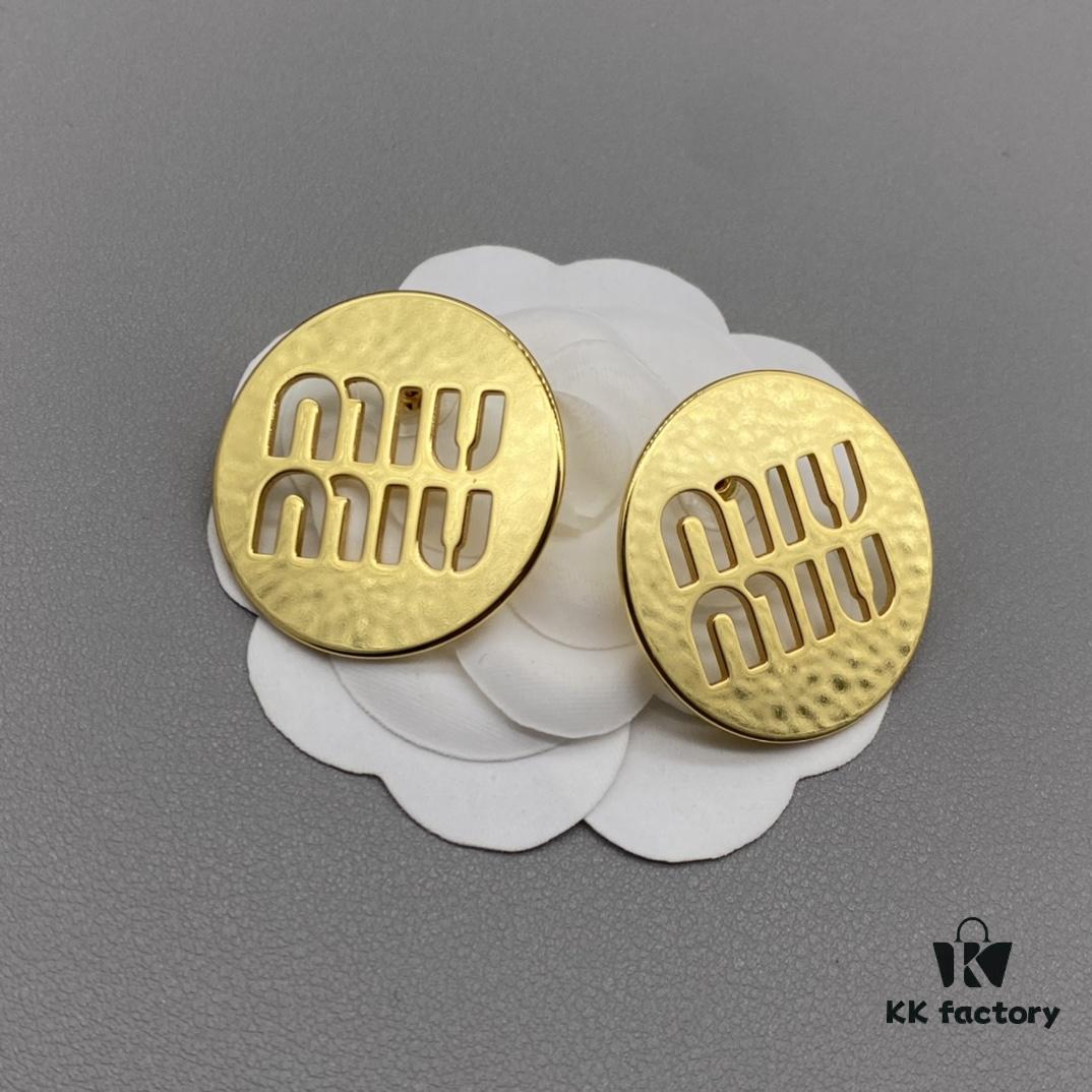 Miu Miu Textured Luxury Pearl Heart Stud Earrings, Minimalist Design with Vintage Charm, Must-Have Summer Fashion Accessory