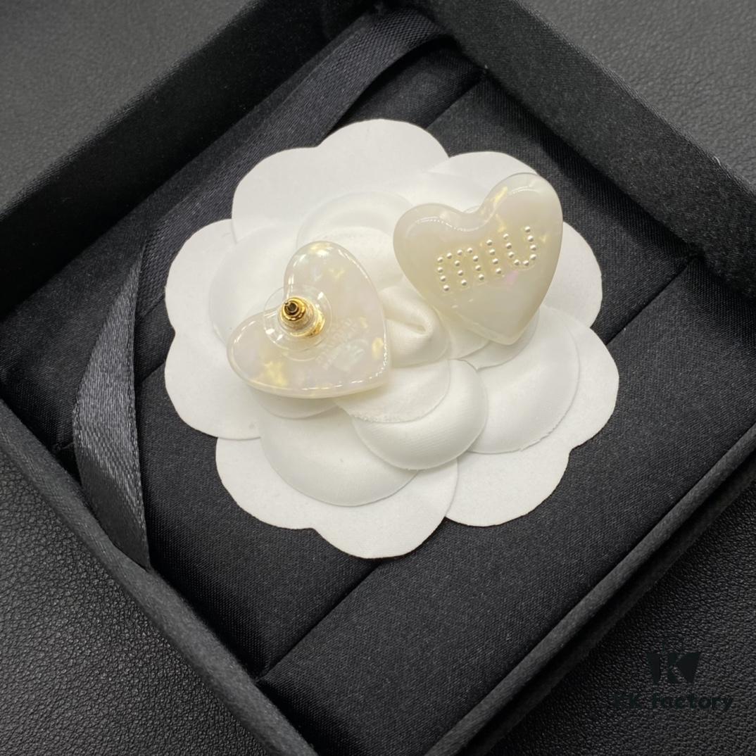 Miu Miu Textured Luxury Pearl Heart Stud Earrings, Minimalist Design with Vintage Charm, Must-Have Summer Fashion Accessory