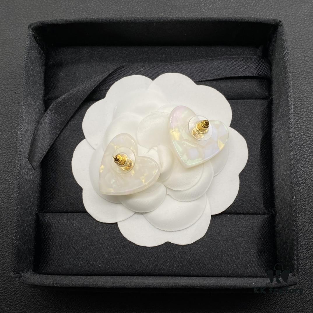 Miu Miu Textured Luxury Pearl Heart Stud Earrings, Minimalist Design with Vintage Charm, Must-Have Summer Fashion Accessory