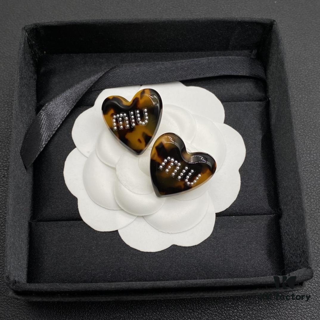 Miu Miu Textured Luxurious Pearl Heart Stud Earrings, Minimalist Design with Vintage Charm, Must-Have Summer Fashion Accessory