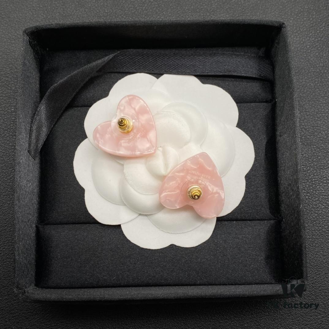 Miu Miu Textured Luxurious Pearl Heart Stud Earrings, Minimalist Design with Vintage Charm, Must-Have Summer Fashion Accessory