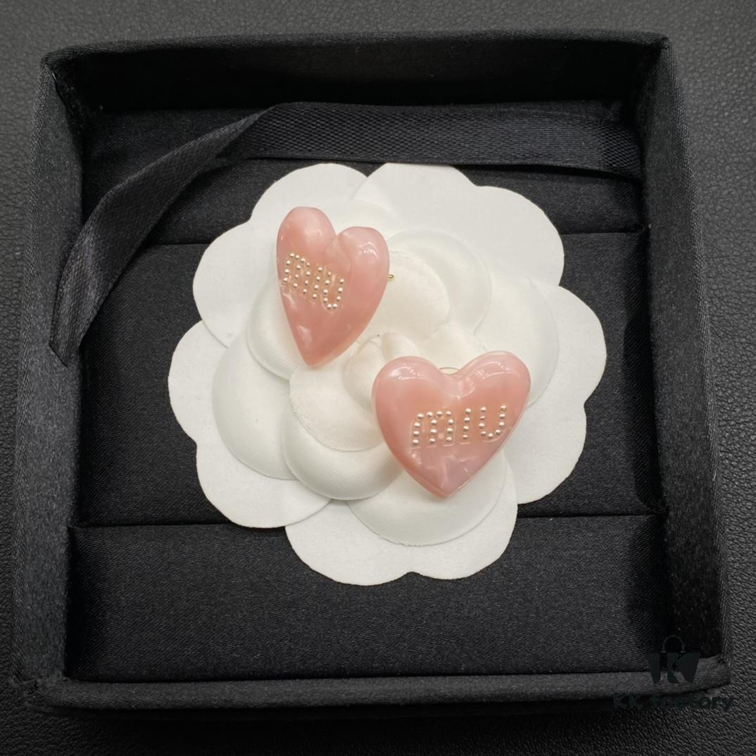 Miu Miu Textured Luxurious Pearl Heart Stud Earrings, Minimalist Design with Vintage Charm, Must-Have Summer Fashion Accessory