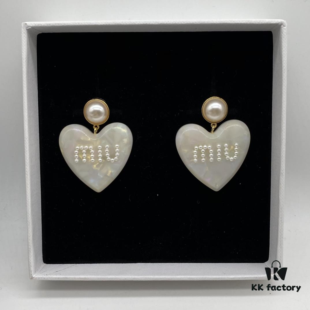 Miu Miu Textured Luxurious Pearl Heart Stud Earrings, Minimalist Design with Vintage Charm, Must-Have Summer Fashion Accessory