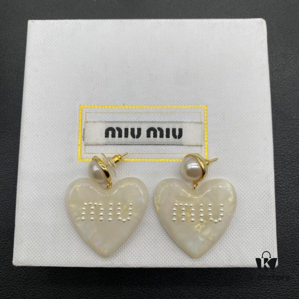 Miu Miu Textured Luxurious Pearl Heart Stud Earrings, Minimalist Design with Vintage Charm, Must-Have Summer Fashion Accessory