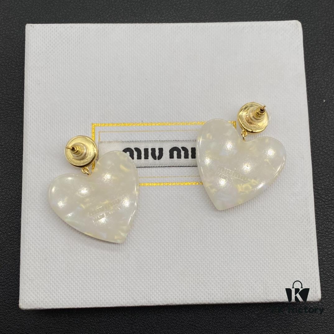 Miu Miu Textured Luxurious Pearl Heart Stud Earrings, Minimalist Design with Vintage Charm, Must-Have Summer Fashion Accessory