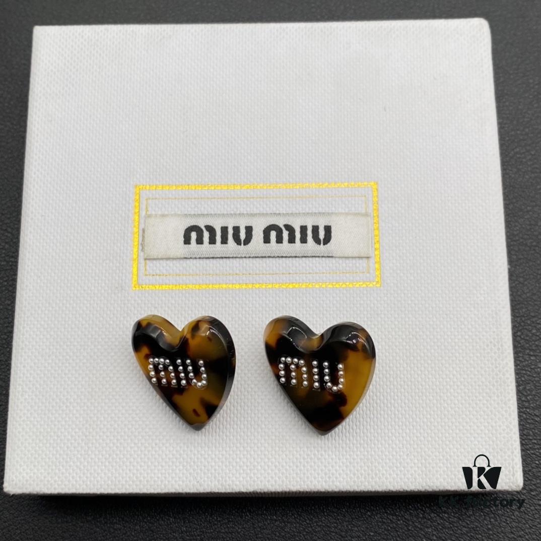 Miu Miu Textured Luxurious Pearl Heart Stud Earrings, Minimalist Design with Vintage Charm, Must-Have Summer Fashion Accessory