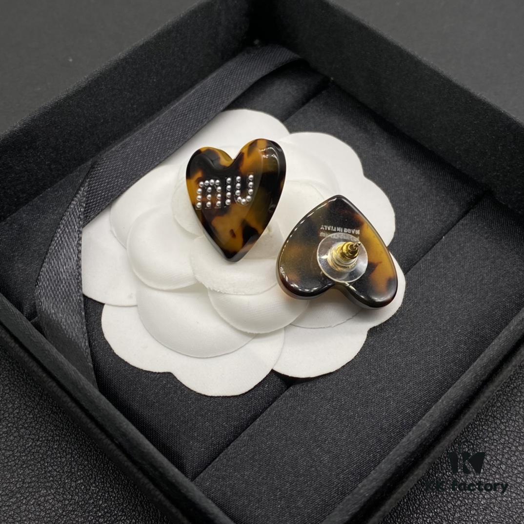 Miu Miu Textured Luxurious Pearl Heart Stud Earrings, Minimalist Design with Vintage Charm, Must-Have Summer Fashion Accessory