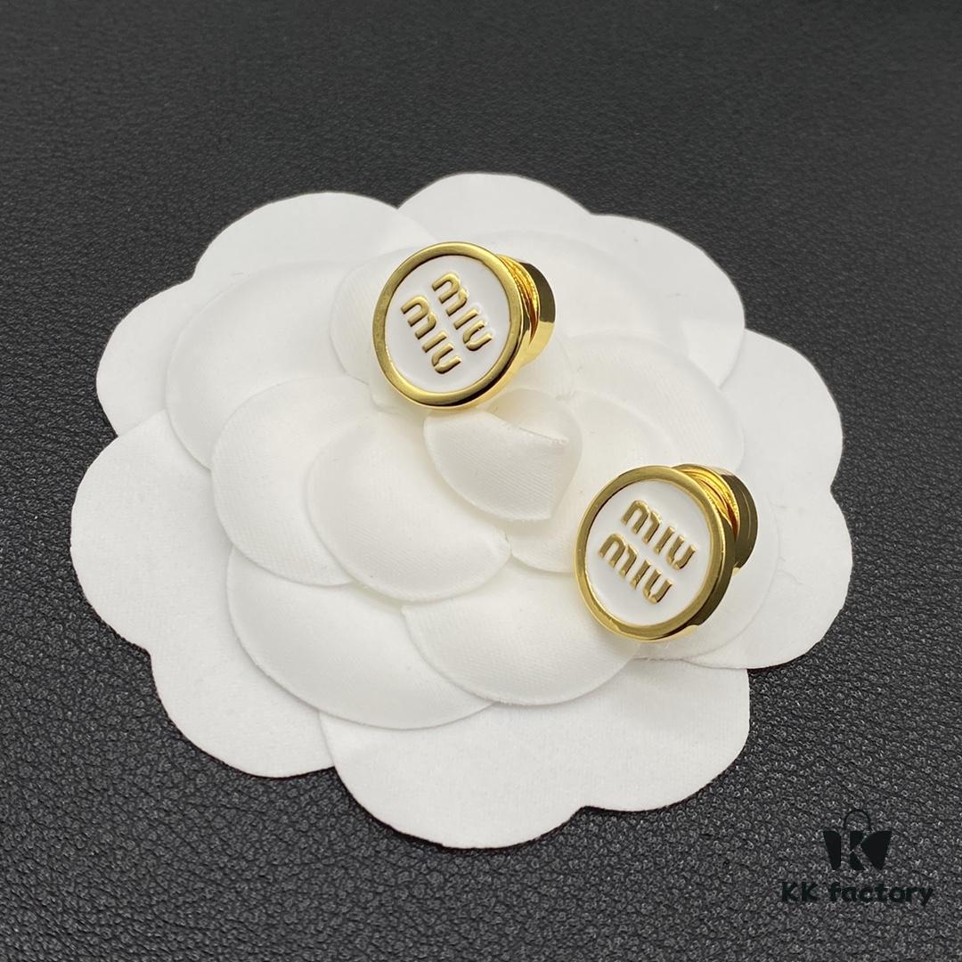 Miu Miu Textured Luxurious Pearl Heart Stud Earrings, Minimalist Design with Vintage Charm, Must-Have Summer Fashion Accessory