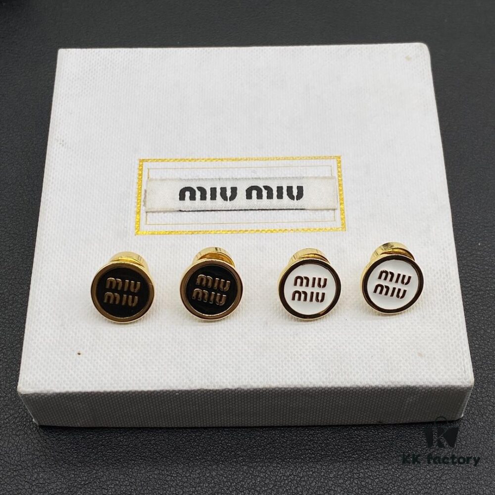 Miu Miu Textured Luxurious Pearl Heart Stud Earrings, Minimalist Design with Vintage Charm, Must-Have Summer Fashion Accessory