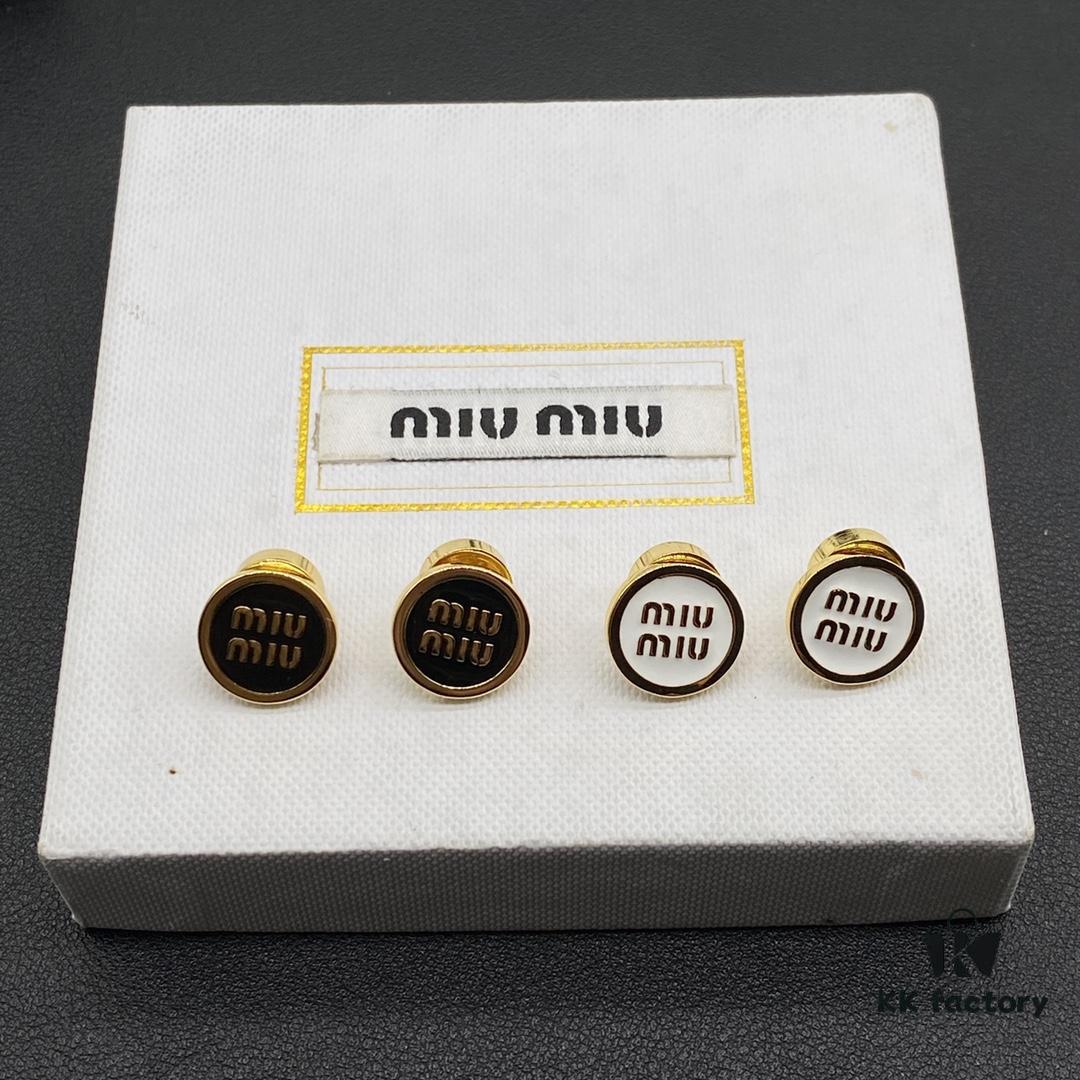 Miu Miu Textured Luxurious Pearl Heart Stud Earrings, Minimalist Design with Vintage Charm, Must-Have Summer Fashion Accessory