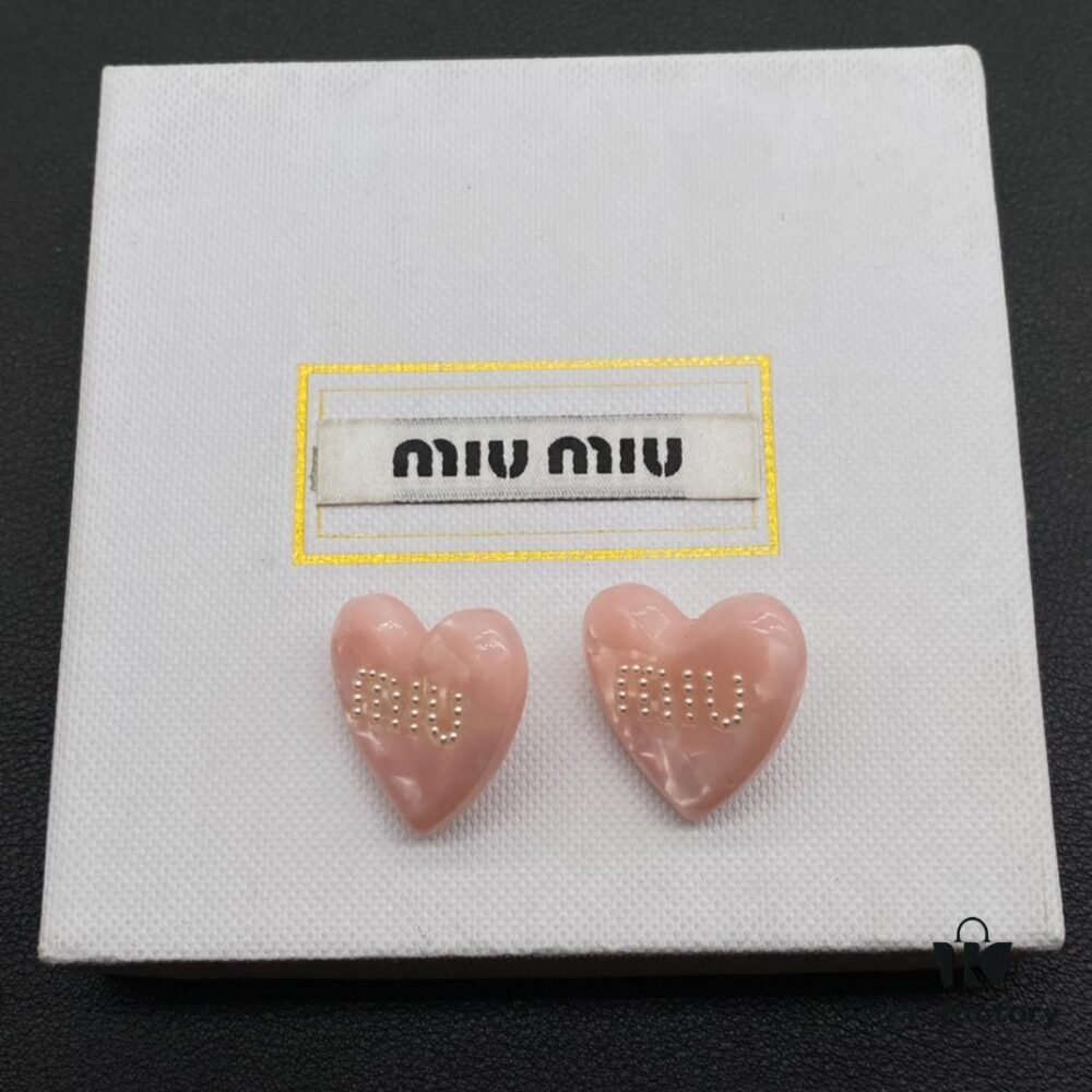 Miu Miu Textured Luxurious Pearl Heart Stud Earrings, Minimalist Design with Vintage Charm, Must-Have Summer Fashion Accessory