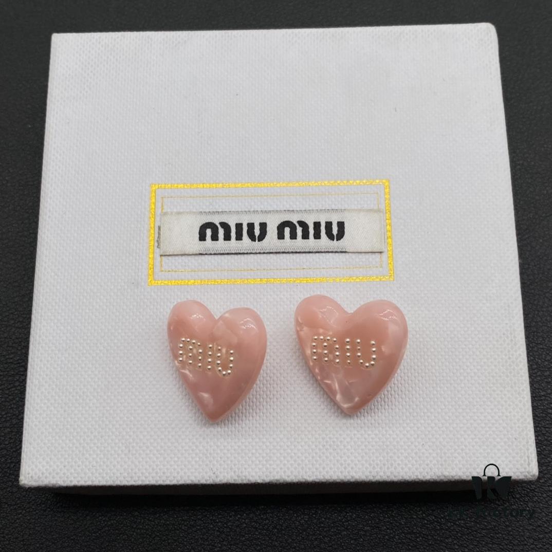 Miu Miu Textured Luxurious Pearl Heart Stud Earrings, Minimalist Design with Vintage Charm, Must-Have Summer Fashion Accessory