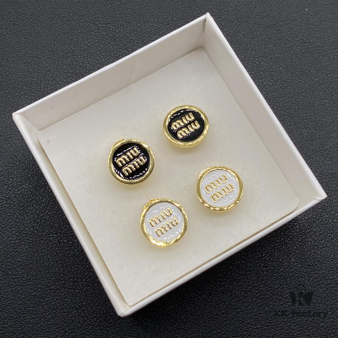 Miu Miu Textured Luxurious Pearl Heart Stud Earrings, Minimalist Design with Vintage Charm, Must-Have Summer Fashion Accessory