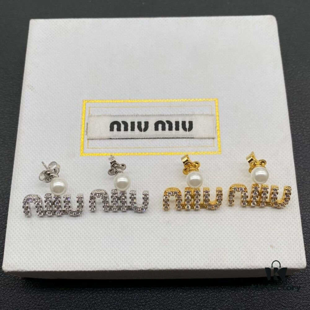 Miu Miu Textured Luxury Pearl Heart Stud Earrings, Minimalist Design with Retro Charm, Must-Have for Summer Styling