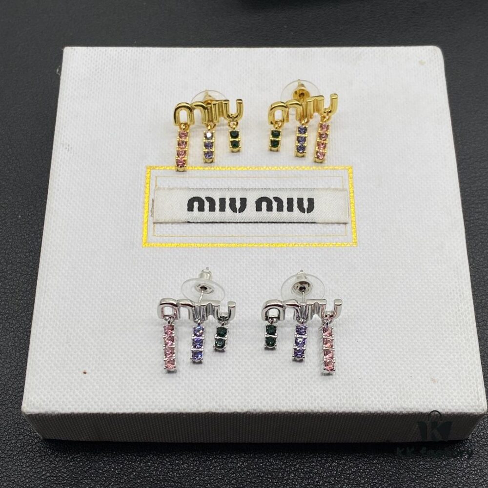 Miu Miu Textured Luxurious Pearl Heart Stud Earrings, Minimalist Design with Vintage Charm, Must-Have Summer Fashion Accessory