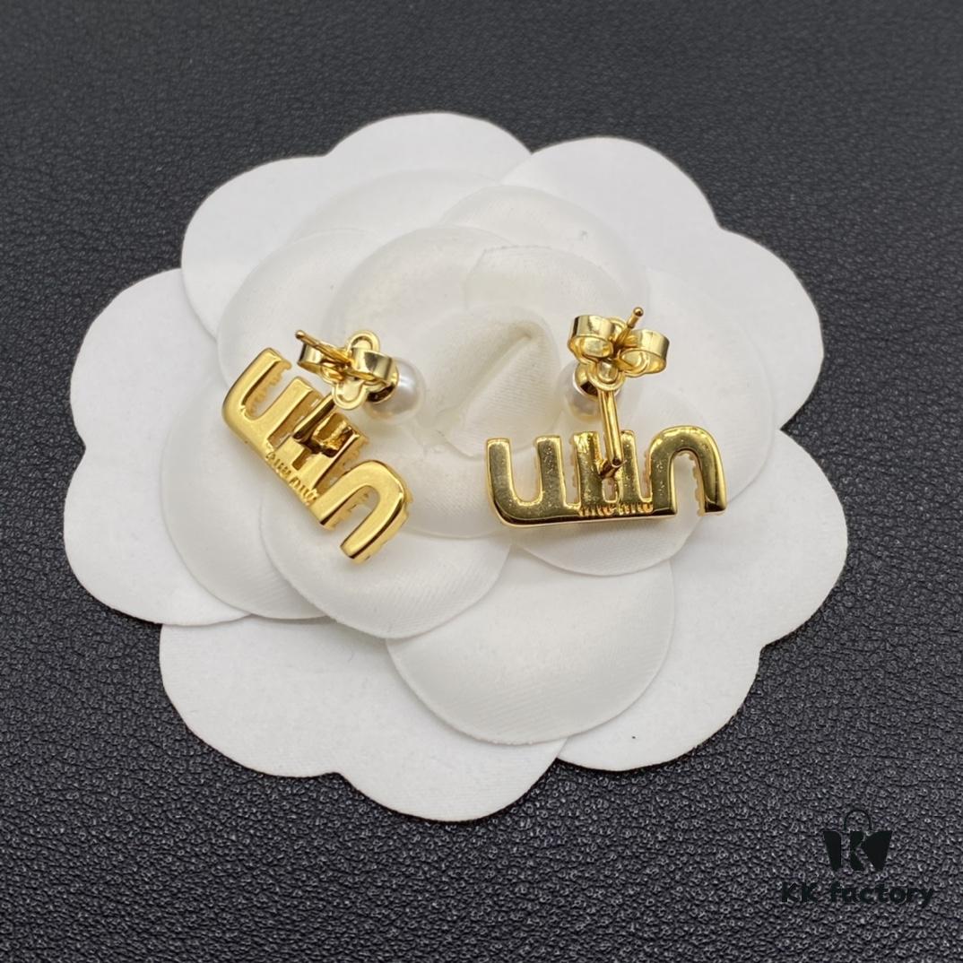 Miu Miu Textured Luxury Pearl Heart Stud Earrings, Minimalist Design with Retro Charm, Must-Have for Summer Styling