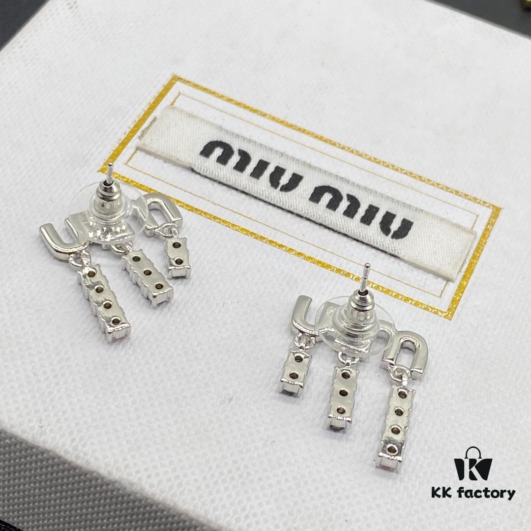 Miu Miu Textured Luxurious Pearl Heart Stud Earrings, Minimalist Design with Vintage Charm, Must-Have Summer Fashion Accessory