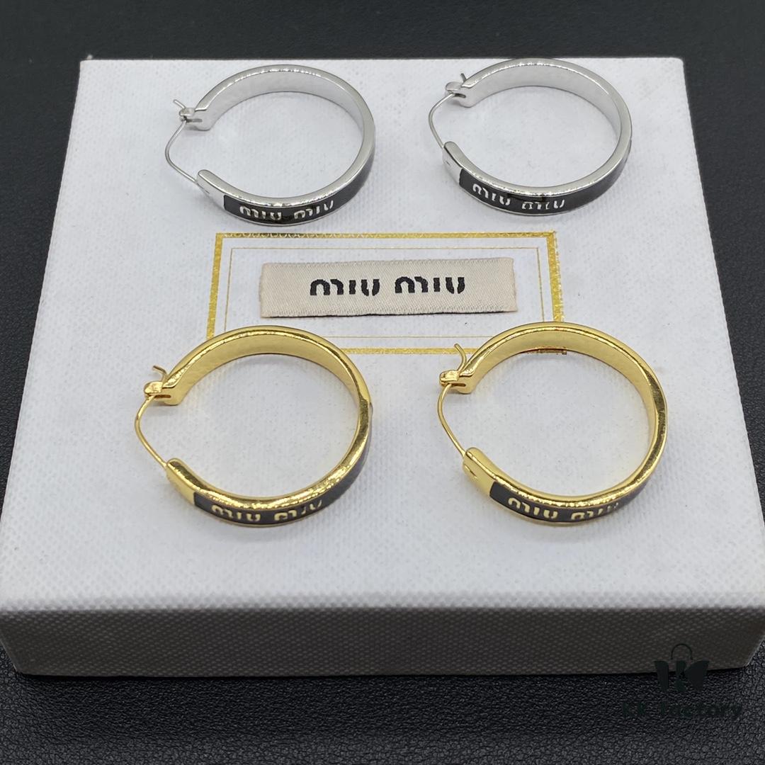 Miu Miu Textured Luxury Pearl Heart Stud Earrings, Minimalist Design with Retro Charm, Must-Have Summer Fashion Accessory