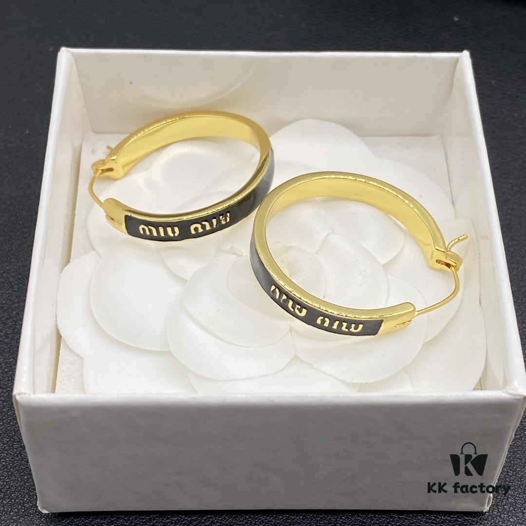 Miu Miu Textured Luxury Pearl Heart Stud Earrings, Minimalist Design with Retro Charm, Must-Have Summer Fashion Accessory