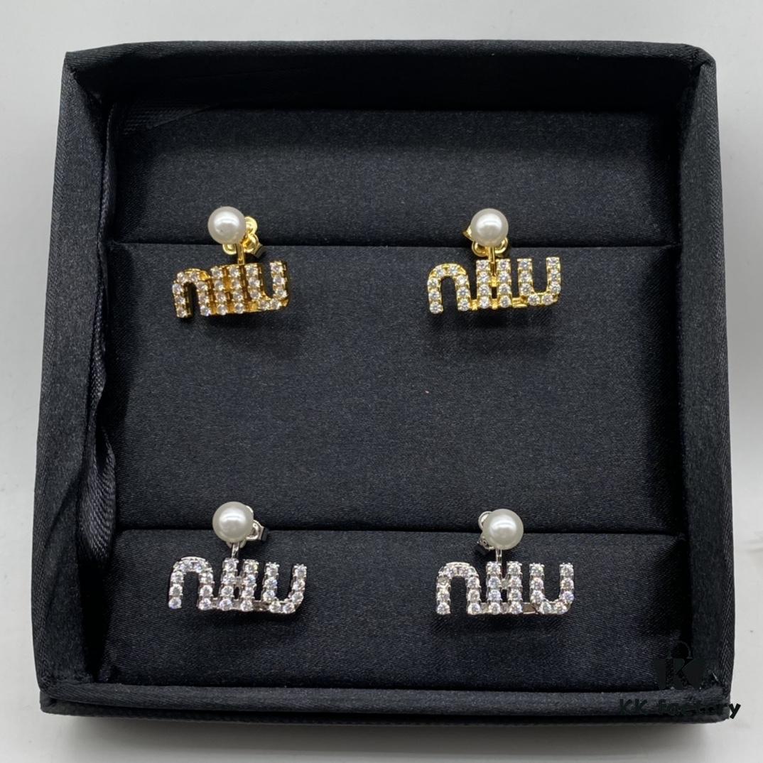 Miu Miu Textured Luxury Pearl Heart Stud Earrings, Minimalist Design with Retro Charm, Must-Have for Summer Styling