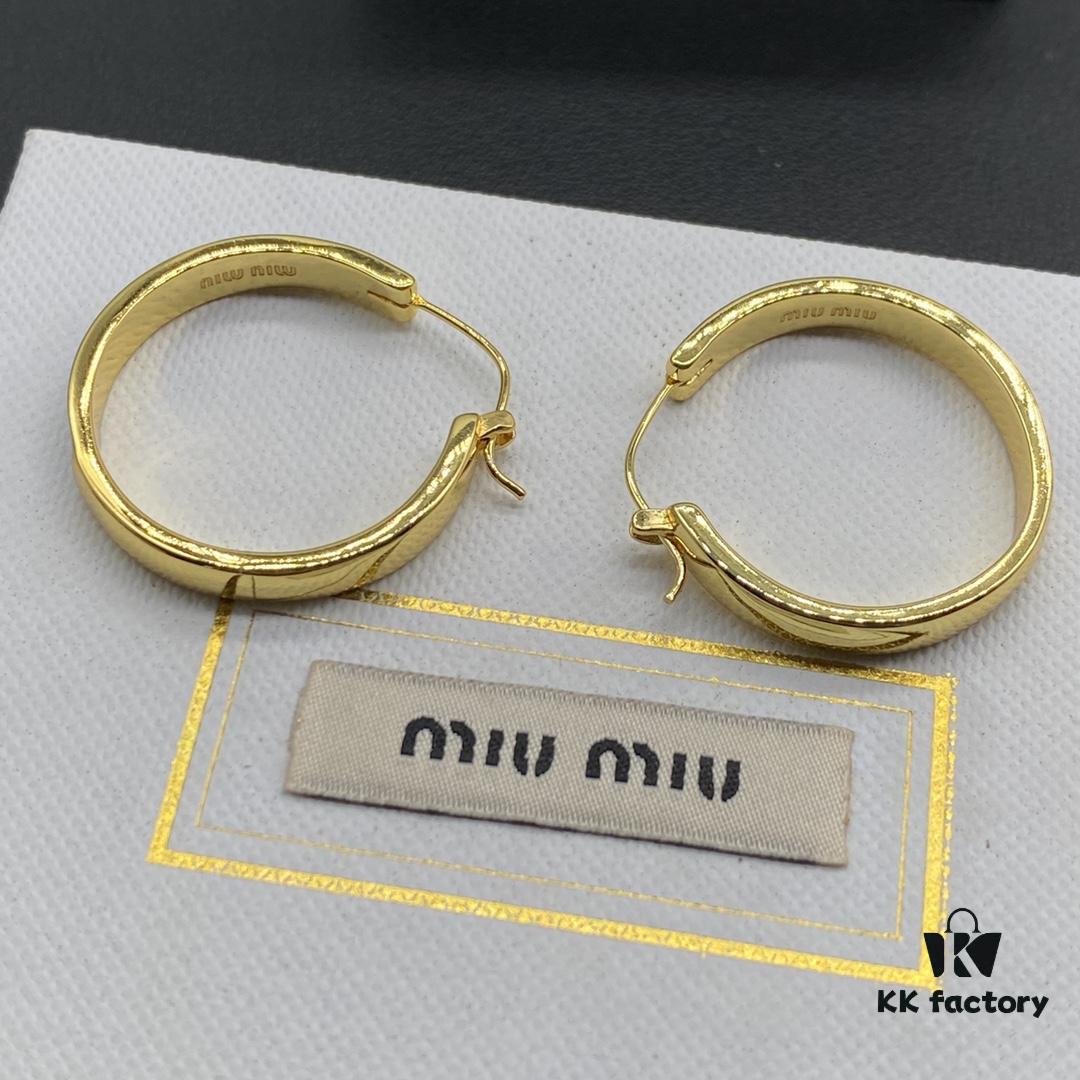 Miu Miu Textured Luxury Pearl Heart Stud Earrings, Minimalist Design with Retro Charm, Must-Have Summer Fashion Accessory