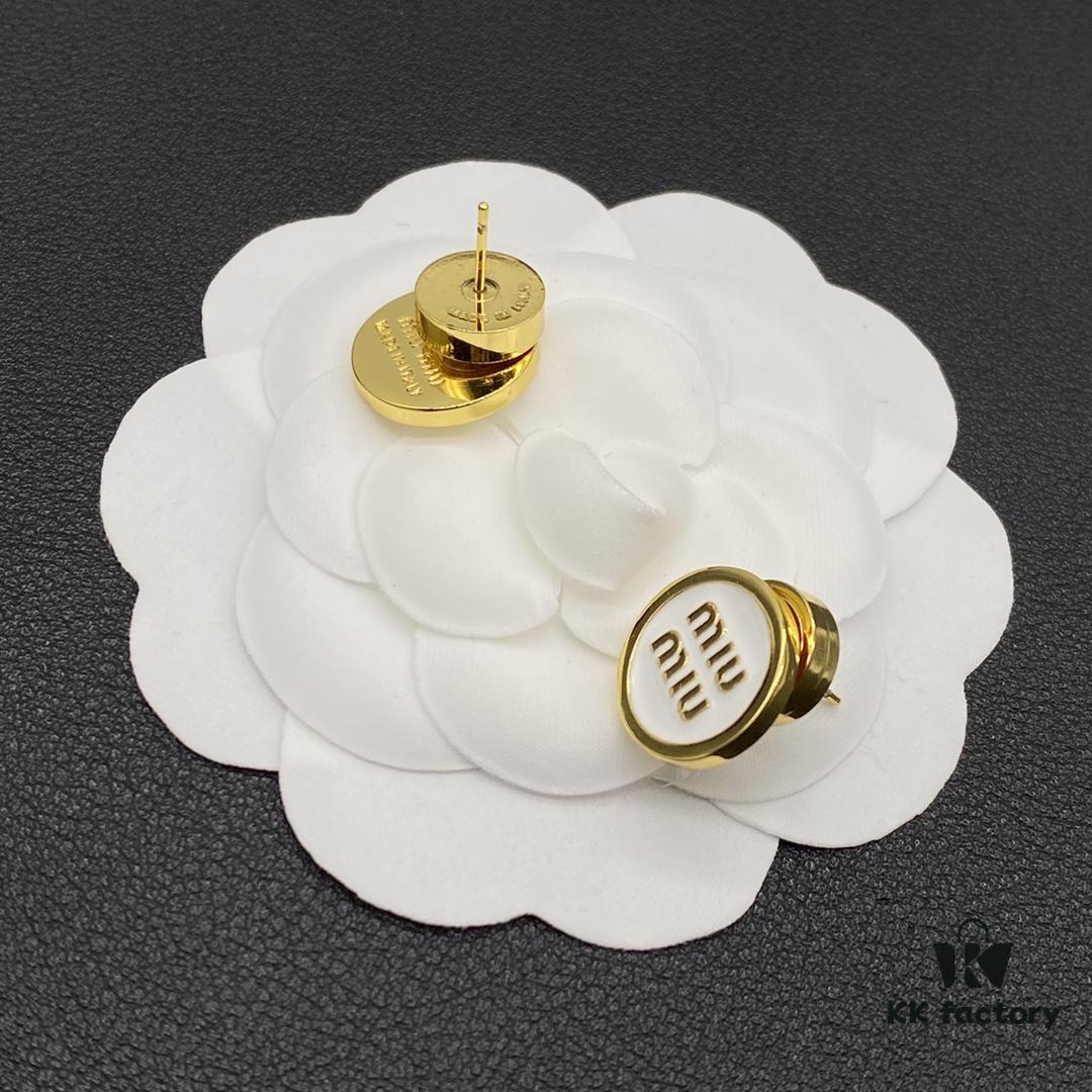 Miu Miu Textured Luxurious Pearl Heart Stud Earrings, Minimalist Design with Vintage Charm, Must-Have Summer Fashion Accessory