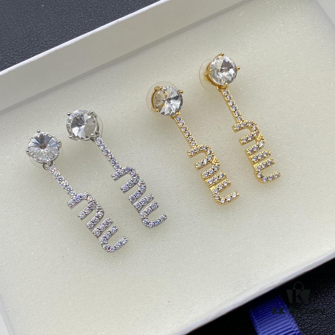 Miu Miu Textured Luxury Pearl Heart Stud Earrings, Minimalist Design with Vintage Charm, Must-Have Summer Accessory