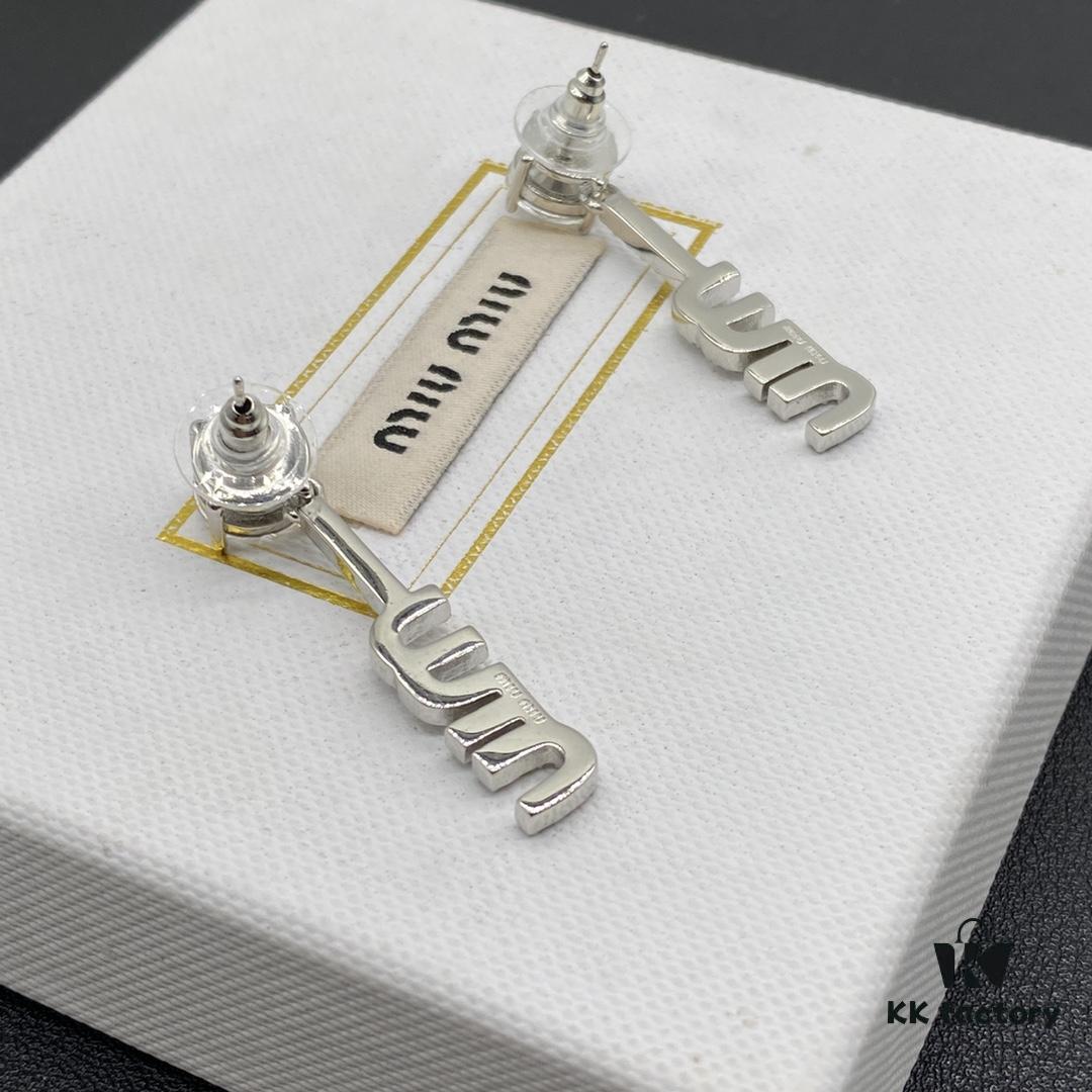 Miu Miu Textured Luxury Pearl Heart Stud Earrings, Minimalist Design with Vintage Charm, Must-Have Summer Accessory